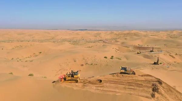 全国规模最大的沙漠光伏基地开工