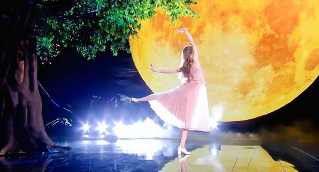 央视中秋晚会：凤凰传奇“解体”，萨顶顶脸僵，毛晓彤檀健次惊艳休闲区蓝鸢梦想 - Www.slyday.coM