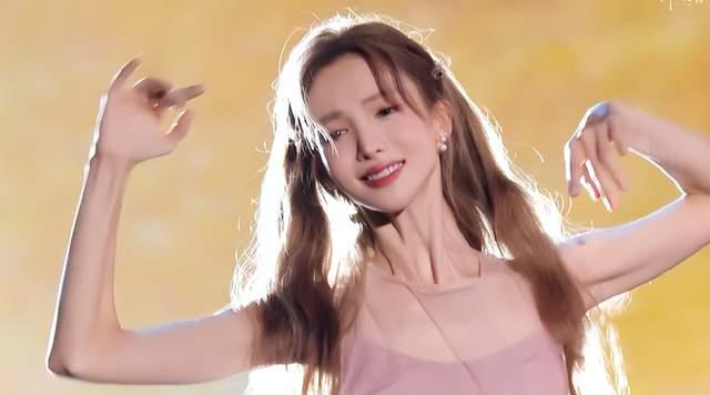 央视中秋晚会：凤凰传奇“解体”，萨顶顶脸僵，毛晓彤檀健次惊艳休闲区蓝鸢梦想 - Www.slyday.coM