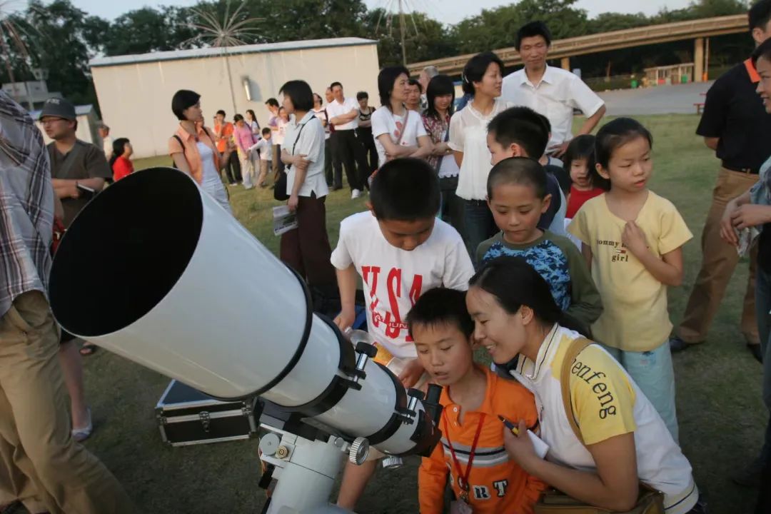 图为2007年举办的第一届“路边天文”活动。