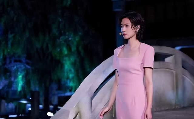 央视中秋晚会：凤凰传奇“解体”，萨顶顶脸僵，毛晓彤檀健次惊艳休闲区蓝鸢梦想 - Www.slyday.coM