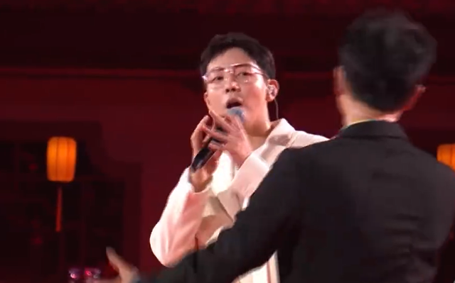 央视中秋晚会：凤凰传奇“解体”，萨顶顶脸僵，毛晓彤檀健次惊艳休闲区蓝鸢梦想 - Www.slyday.coM