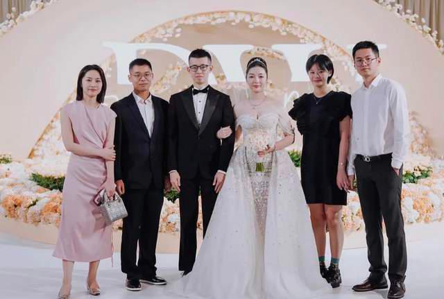 安踏公子丁思榕结婚,五星级酒店外满排豪车,孔令辉邹市明等道贺|邹市明|安踏|孔令辉_新浪新闻