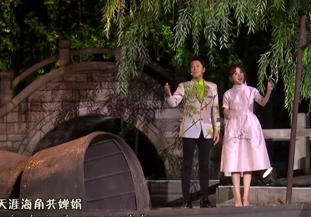 央视中秋晚会：凤凰传奇“解体”，萨顶顶脸僵，毛晓彤檀健次惊艳休闲区蓝鸢梦想 - Www.slyday.coM