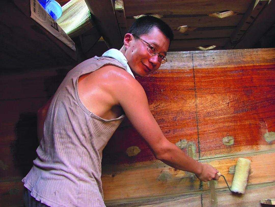 2007年,许路在"太平公主号"建造工地给船舱刷桐油.&nbsp; 林植摄