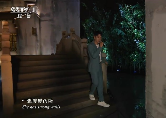 央视中秋晚会：凤凰传奇“解体”，萨顶顶脸僵，毛晓彤檀健次惊艳休闲区蓝鸢梦想 - Www.slyday.coM