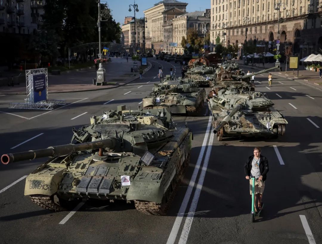 2022年8月24日，乌克兰独立日，基辅展出坦克残骸。图/IC photo