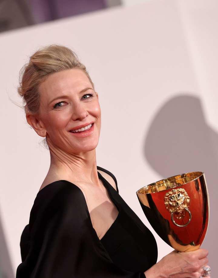 第79届威尼斯颁奖，高分纪录片夺金狮，布兰切特二封最佳女主角，这些获奖电影可以关注起来休闲区蓝鸢梦想 - Www.slyday.coM