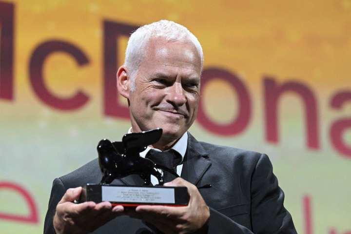 第79届威尼斯颁奖，高分纪录片夺金狮，布兰切特二封最佳女主角，这些获奖电影可以关注起来休闲区蓝鸢梦想 - Www.slyday.coM