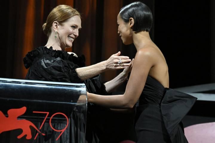 第79届威尼斯颁奖，高分纪录片夺金狮，布兰切特二封最佳女主角，这些获奖电影可以关注起来休闲区蓝鸢梦想 - Www.slyday.coM