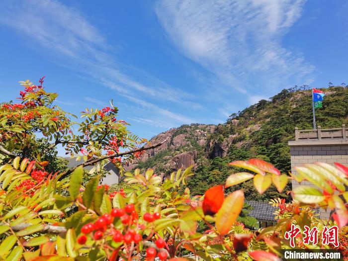 中秋假期第二天：游客登安徽黄山赏怡人秋景