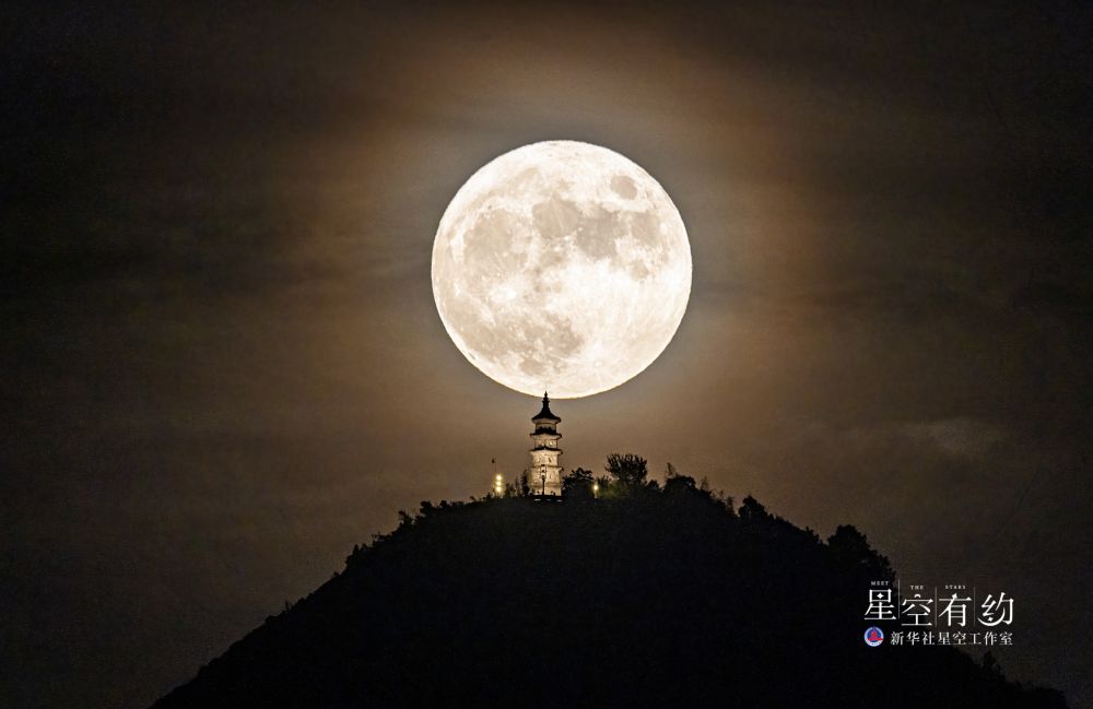 星联CSVA摄影师徐方华2022年9月10日在浙江台州九峰山拍摄的中秋满月。