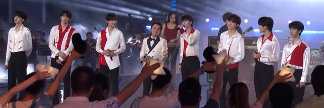 央视中秋晚会：凤凰传奇“解体”，萨顶顶脸僵，毛晓彤檀健次惊艳休闲区蓝鸢梦想 - Www.slyday.coM