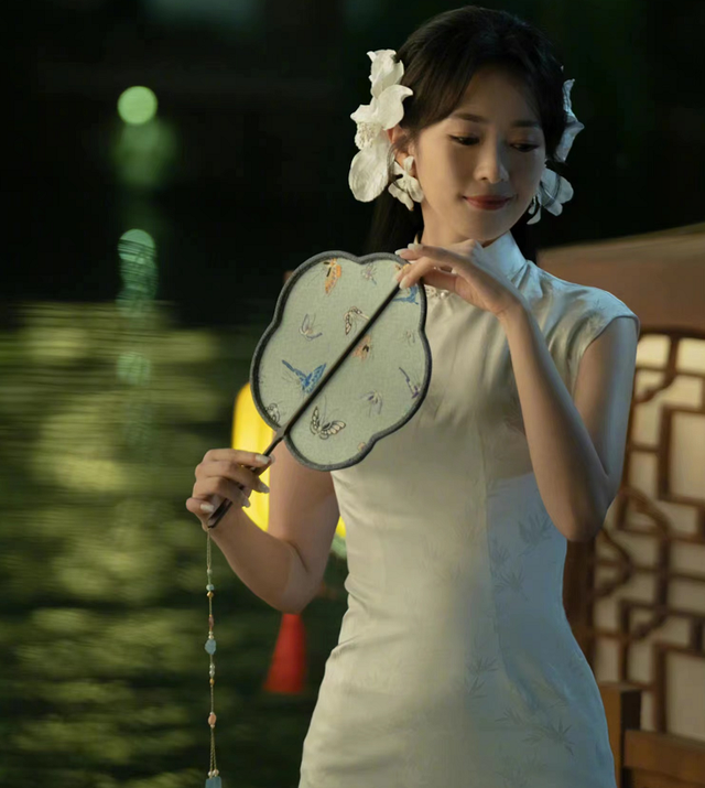 央视中秋晚会：凤凰传奇“解体”，萨顶顶脸僵，毛晓彤檀健次惊艳休闲区蓝鸢梦想 - Www.slyday.coM