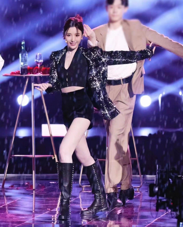 央视中秋晚会：凤凰传奇“解体”，萨顶顶脸僵，毛晓彤檀健次惊艳休闲区蓝鸢梦想 - Www.slyday.coM