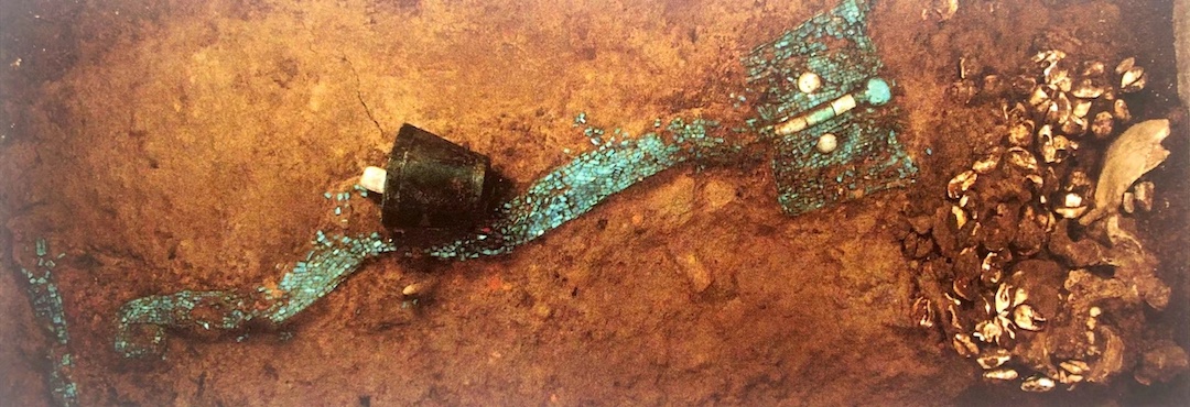 图29 二里头遗址出土的绿松石龙形器和青铜铃