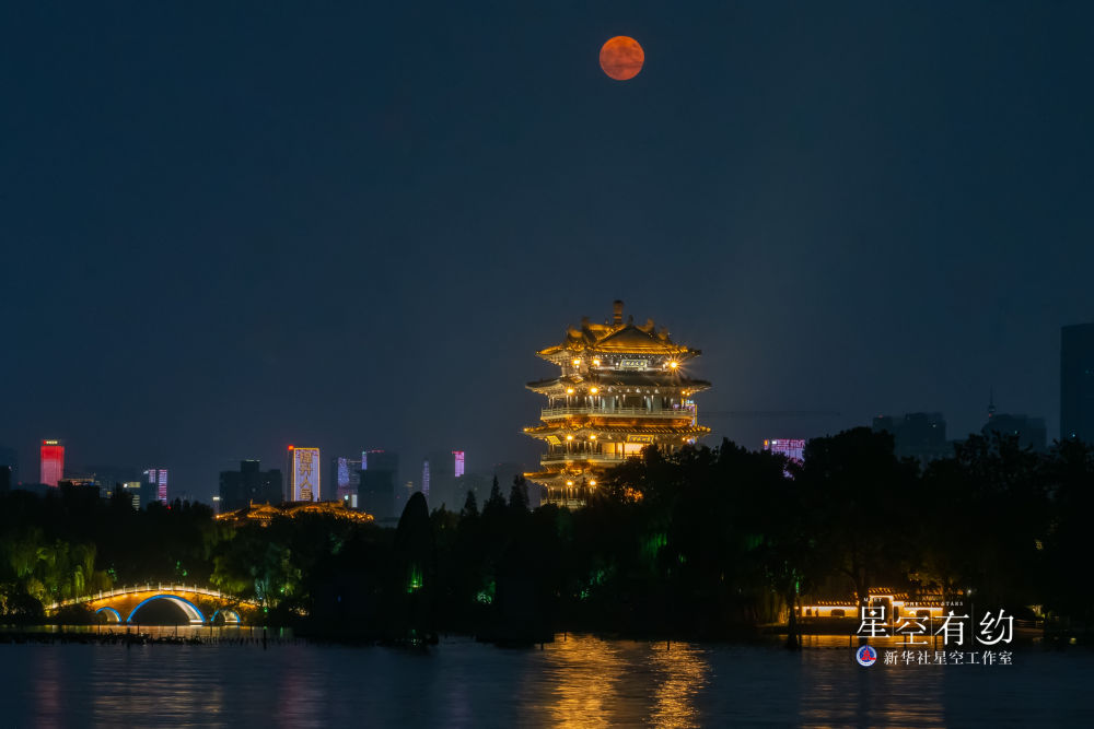 星联CSVA摄影师宋洪晓2022年9月10日在山东济南大明湖拍摄的中秋满月。