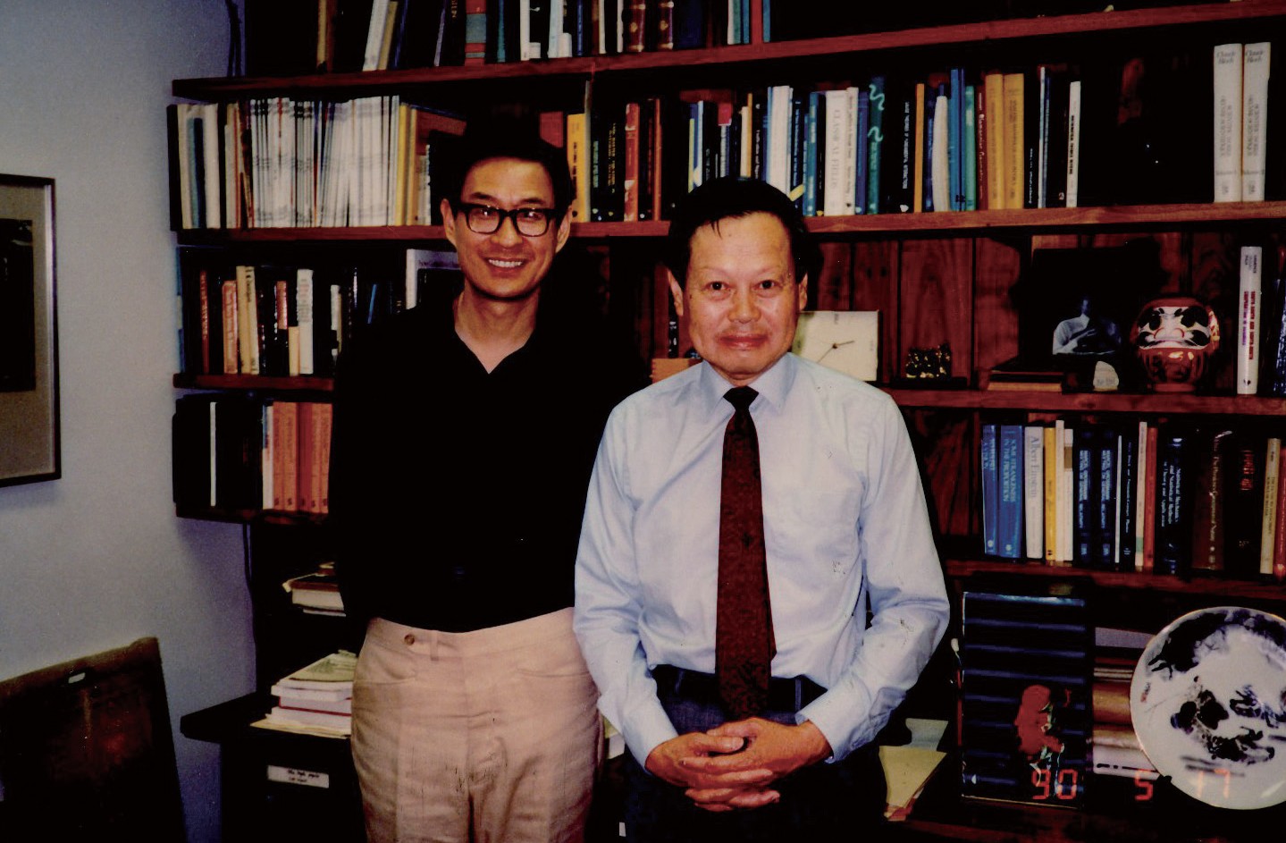 《我知道的杨振宁》:杨先生一直积极促进中国与世界科技交流__财经头条