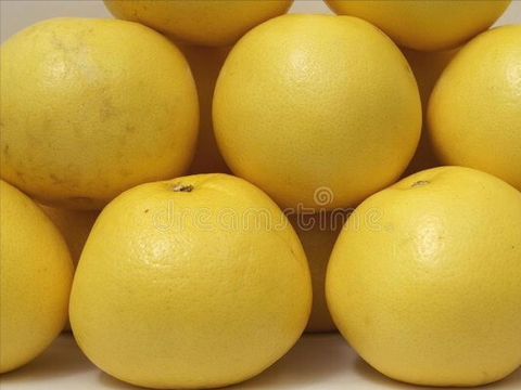 买柚子，挑选技巧是关键，分享3招，个个皮薄肉厚，酸甜又多汁|柚子|酸甜|小圆点_新浪新闻