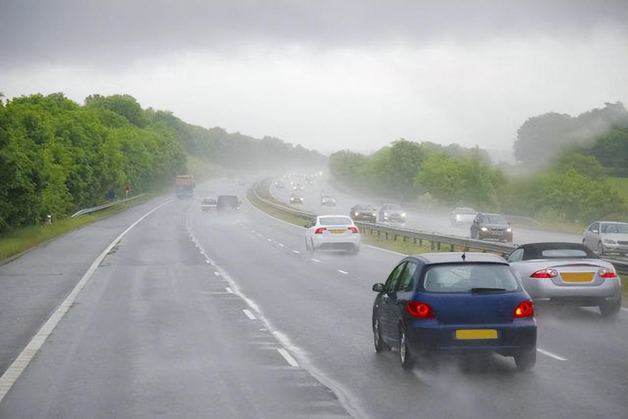 高速上开车下暴雨究竟是开双闪还是雾灯交警很多人都搞错了