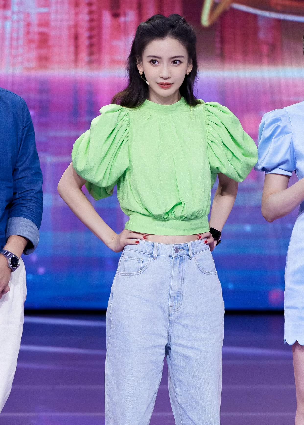 杨颖的穿衣品位真高级,蓝绿配色清新唯美,离婚后越活越有少女感|杨颖