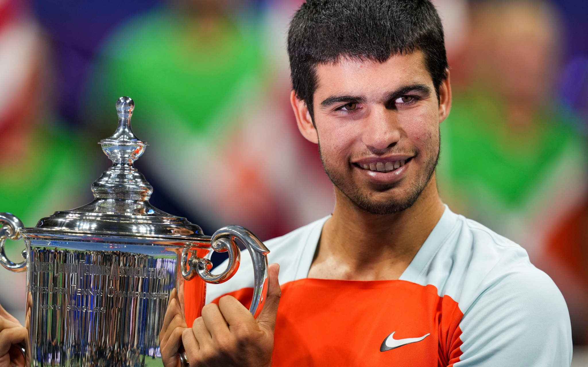 阿尔卡拉斯捧起冠军奖杯.&nbsp; 图/新华社