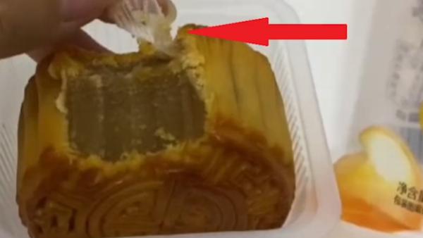 良品铺子回应月饼中吃出塑料：初步推断馅料开袋时包装物混入