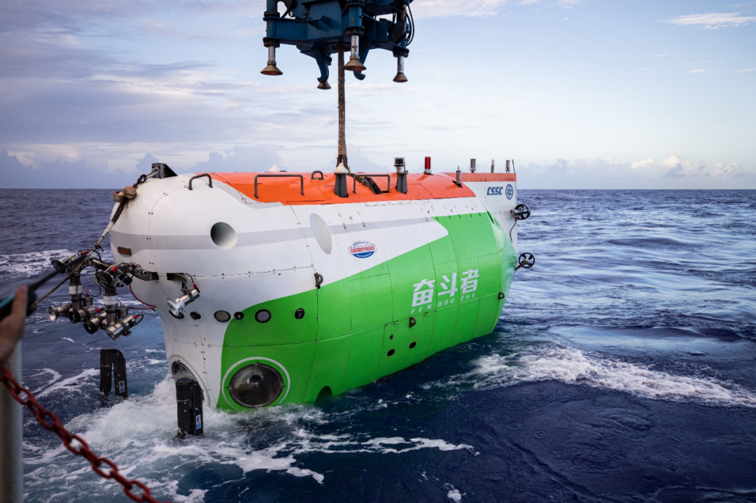 不变的是书架上的潜水器模型:蛟龙号,深海勇士号和奋斗者号