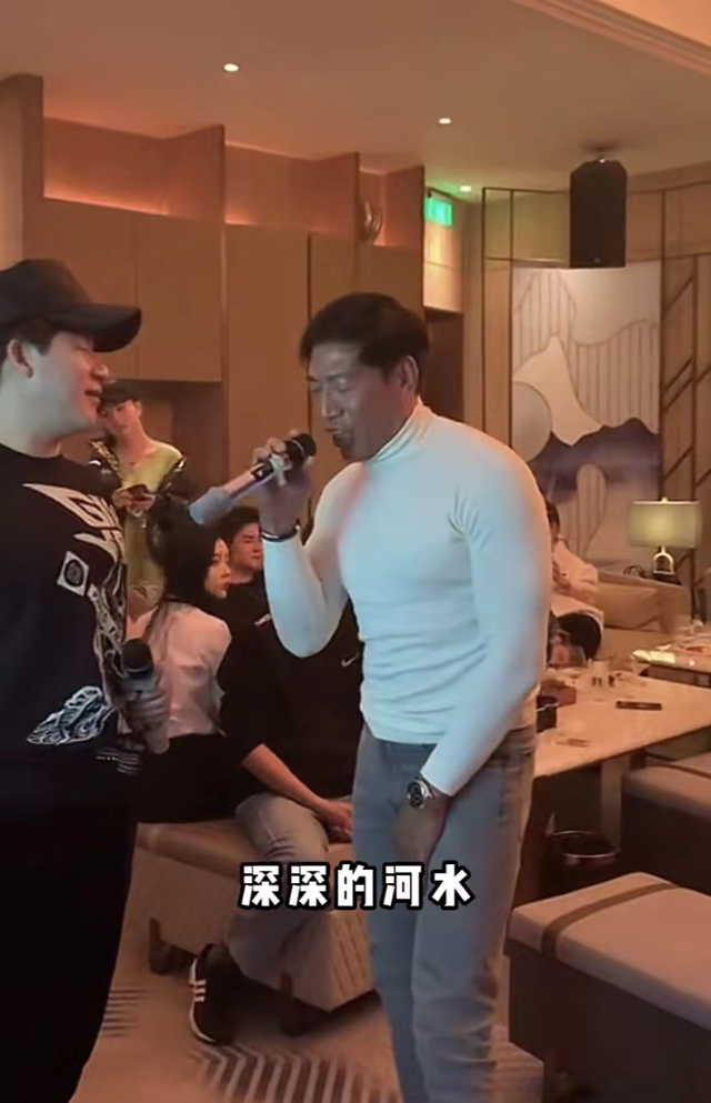 59岁张耀扬罕见露面,现身商演头发花白,穿紧身裤一身腱子肉抢眼|张耀扬|紧身裤|头发_新浪新闻
