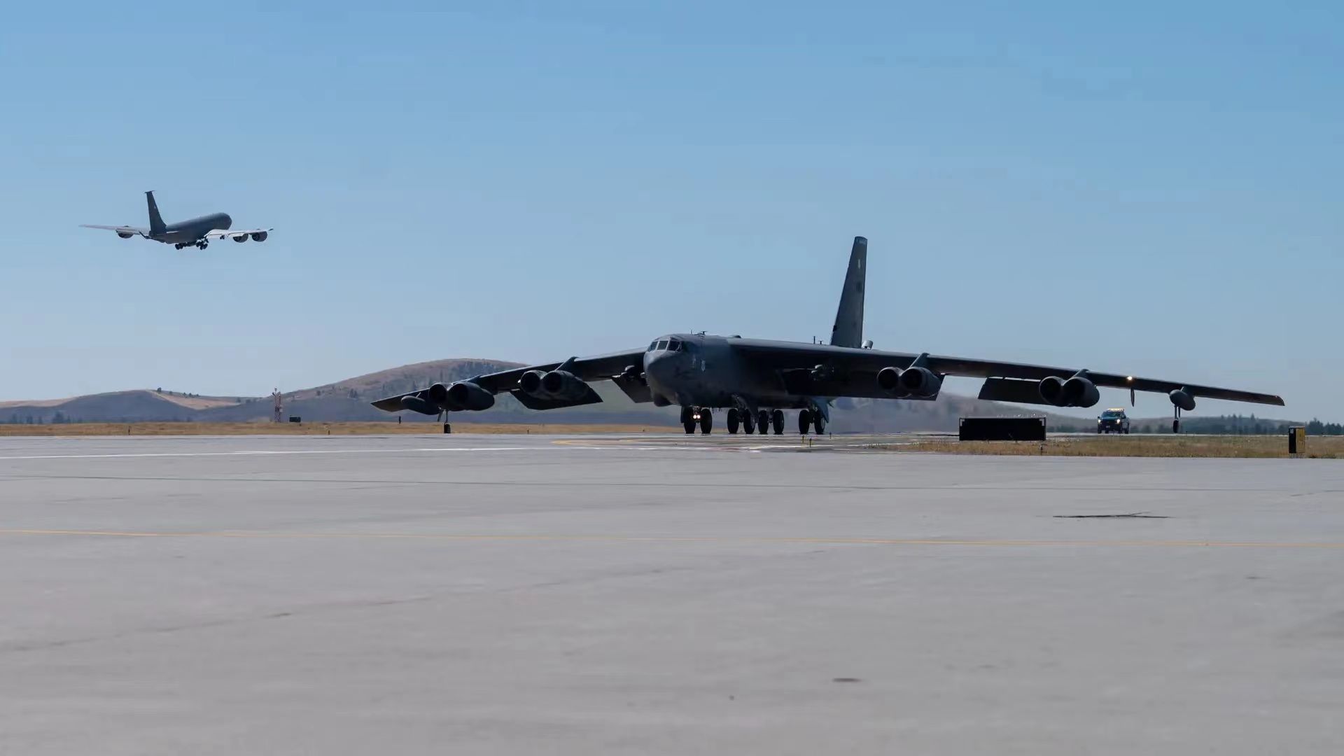 美军轰炸机"自带支援"上前线|b-52|b-52轰炸机|美国空军_新浪新闻