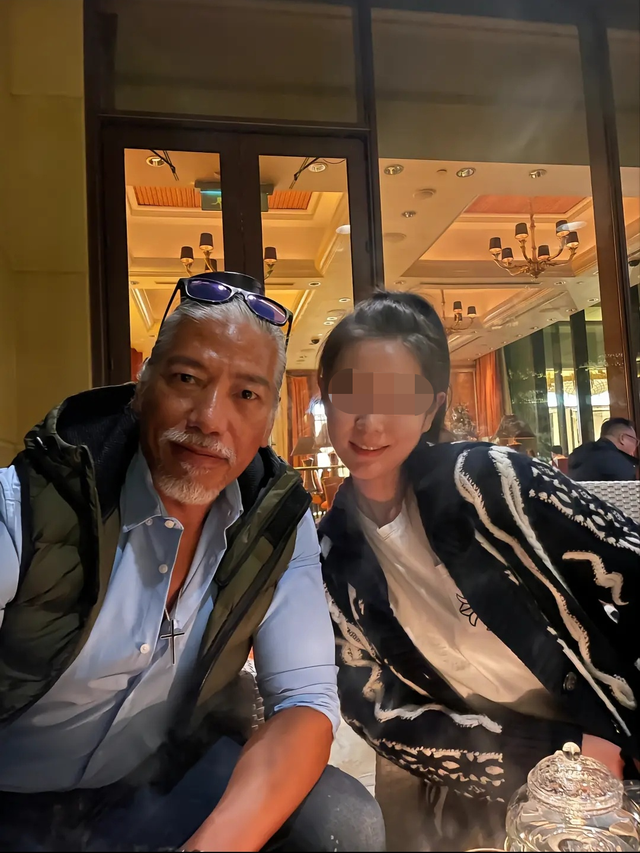 59岁张耀扬罕见露面,现身商演头发花白,穿紧身裤一身腱子肉抢眼__财经头条