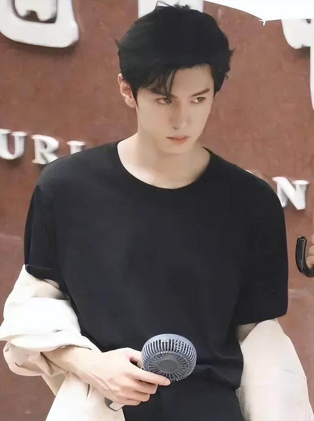 《偷偷藏不住》学校取景惹祸！砸坏学生无人机，影响学生生活被骂休闲区蓝鸢梦想 - Www.slyday.coM