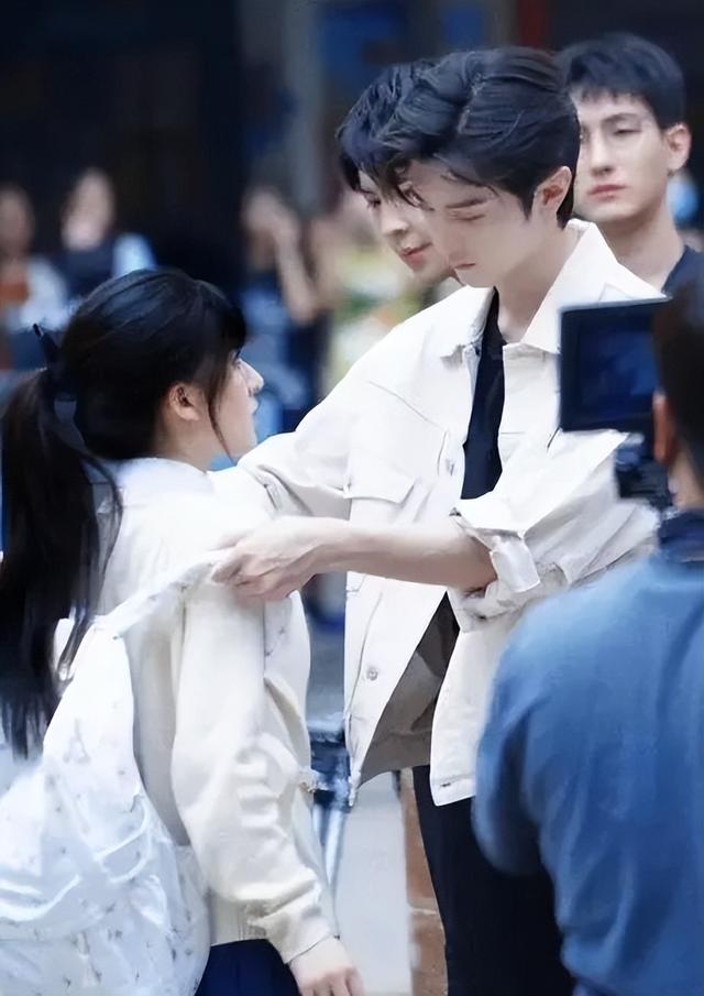 《偷偷藏不住》学校取景惹祸！砸坏学生无人机，影响学生生活被骂休闲区蓝鸢梦想 - Www.slyday.coM