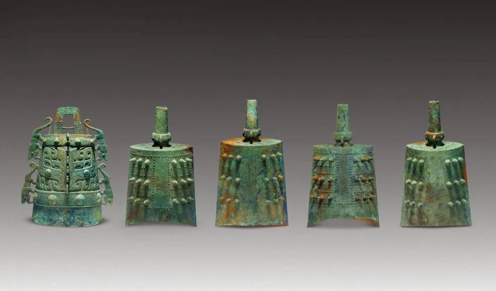 叶家山111号墓出土编钟.曾侯乙编钟的"一钟双音"为世人所惊叹.