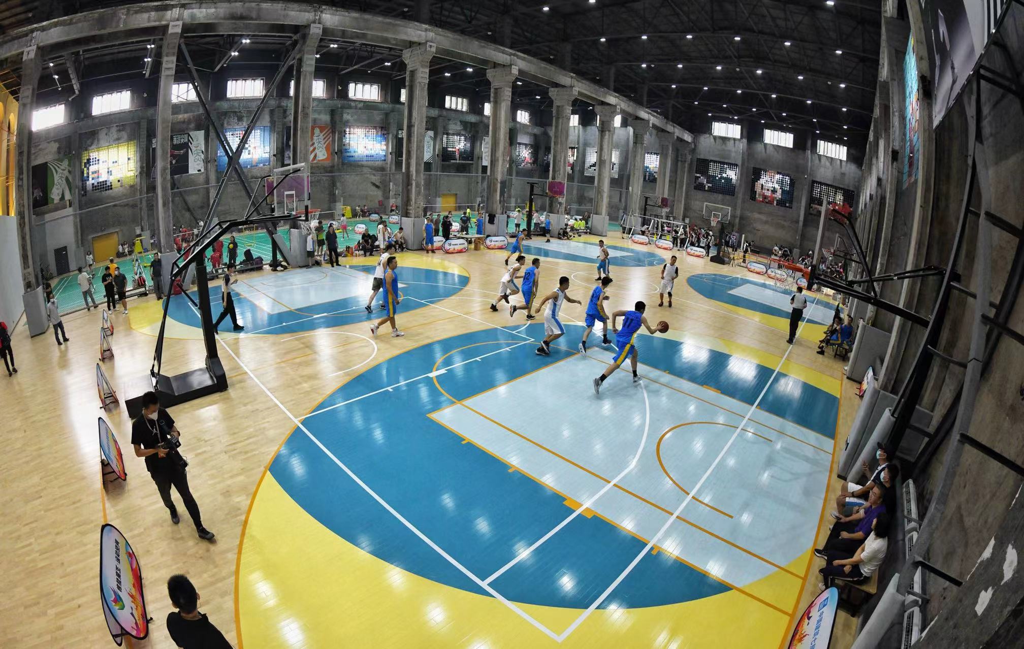 市民在"栋能魔王"运动空间里打篮球.&nbsp; 新京报记者 陶冉 摄