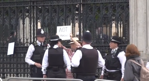 英国男子举白纸被警察盘问 你要是写 这不是我的国王 就逮捕你 赫芬顿邮报 公共秩序法 警察 新浪新闻
