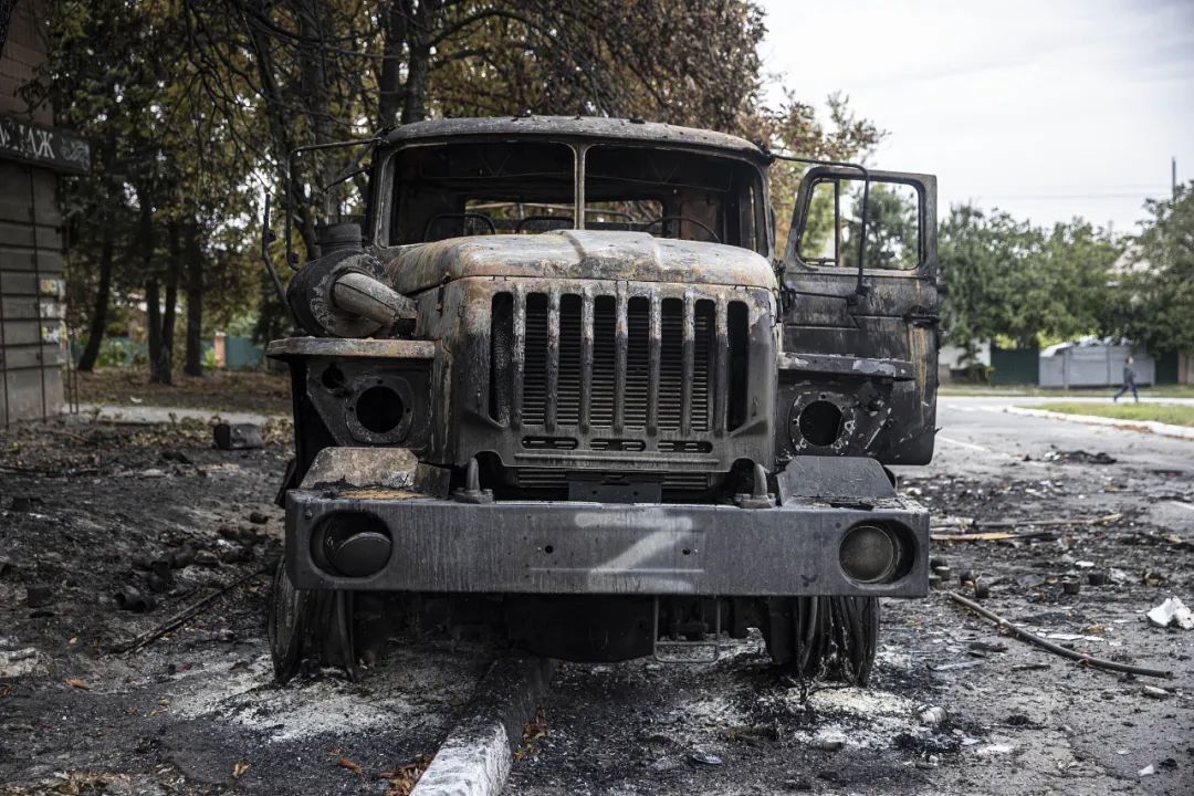 10日，乌克兰哈尔科夫巴拉克列亚，被毁坏的带有“Z”字标志的俄军军用车辆。图源：视觉中国