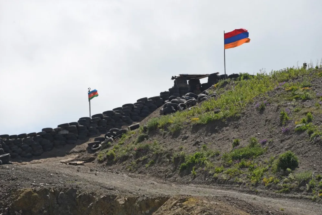阿塞拜疆国旗（左）和亚美尼亚国旗（右）在两国边境检查站飘扬。图源：法新社