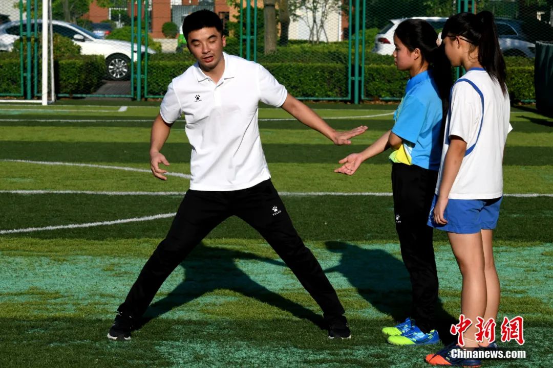 王亚锋给女队员做折返跑示范动作.王东明 摄