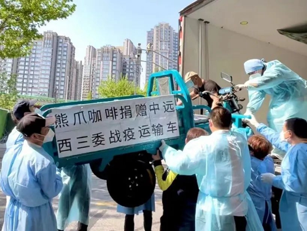 被这只“熊爪”治愈了！背后的故事令人暖心休闲区蓝鸢梦想 - Www.slyday.coM