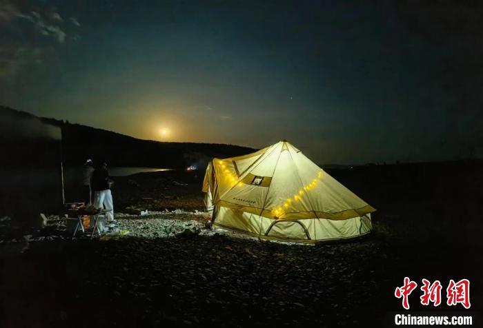 图为中秋夜,游客露营赏月。 巴特尔 摄