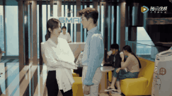 网友吐槽张翰新剧：对女演员咸猪手，抓女演员内衣带，豆瓣评分2.2倒数第一休闲区蓝鸢梦想 - Www.slyday.coM