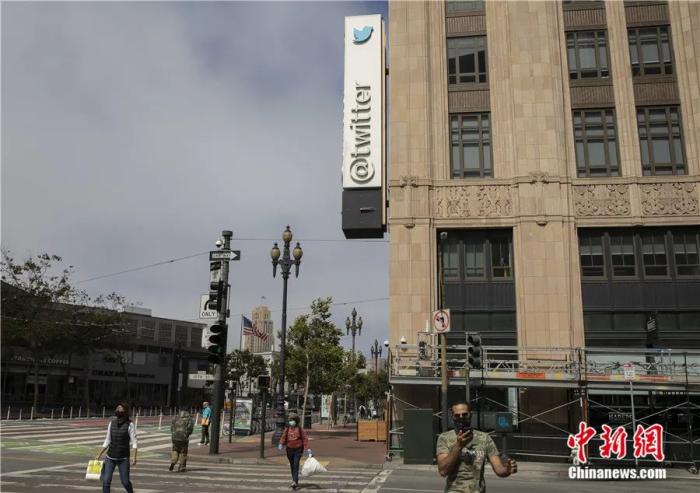 Công dân San Francisco đi qua gần trụ sở của Twitter.  Ảnh của Liu Guanguan