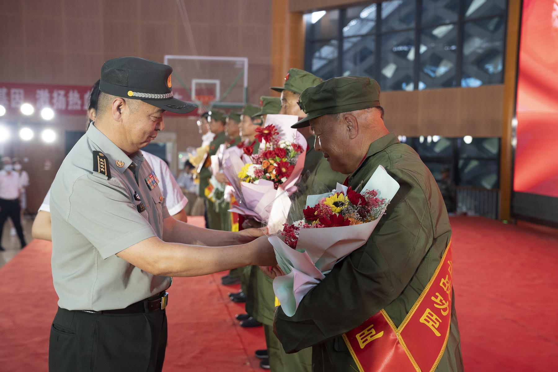 潍坊军分区大校司令员薛晓鹏为功臣老兵颁发慰问金.