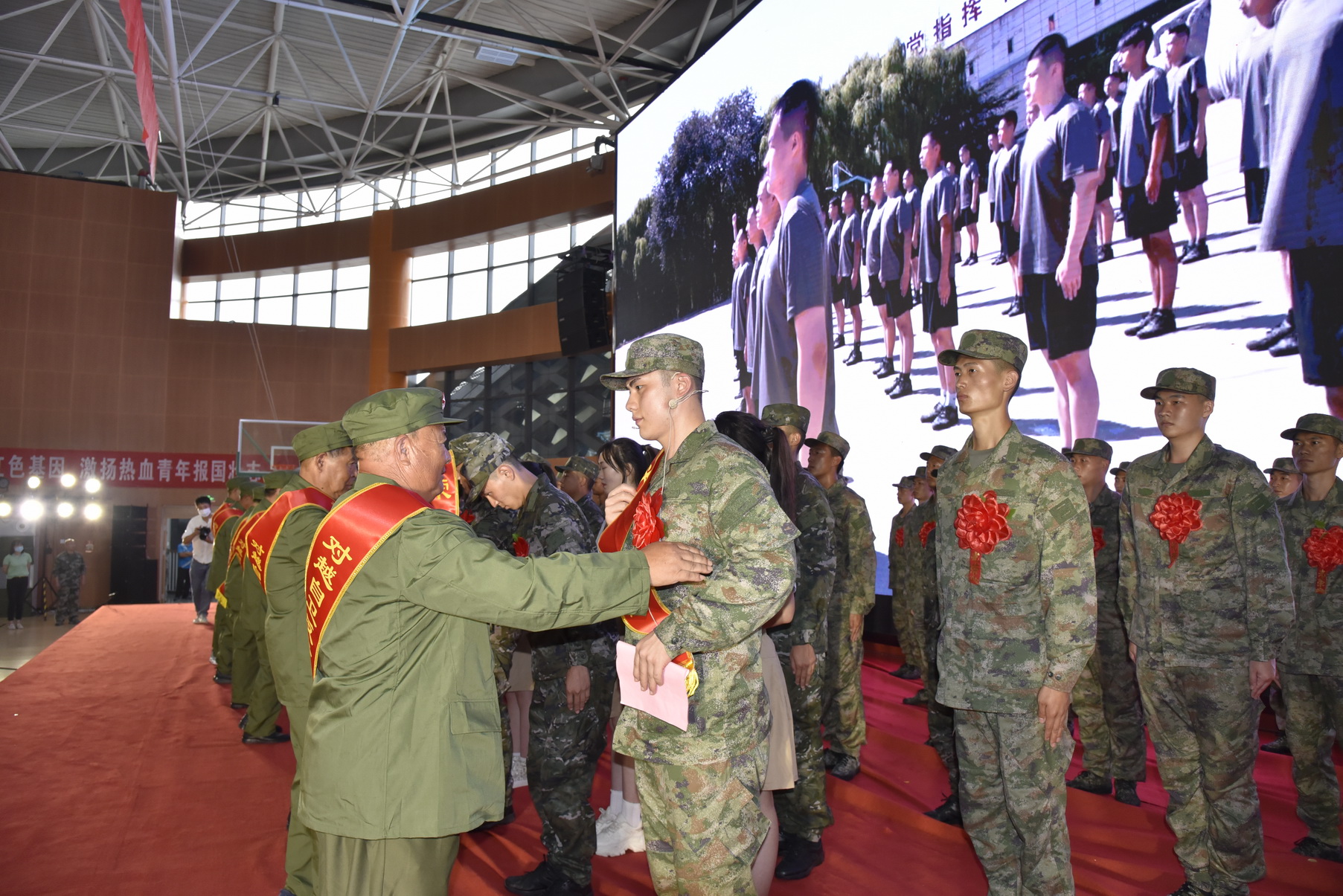 功臣老兵送新兵,这个区欢送新兵入伍有创新