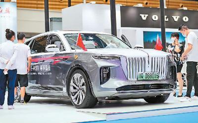 在日前举行的2022世界动力电池大会上,人们争相参观新能源汽车产品。庄歌尔摄(人民视觉)