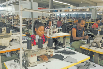 当地职工在埃塞俄比亚杜卡姆市的东方工业园工场内责任。