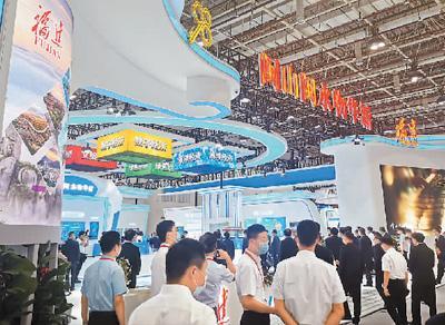 本届投洽会的福建馆展区人气很旺。本报记者 刘晓宇摄