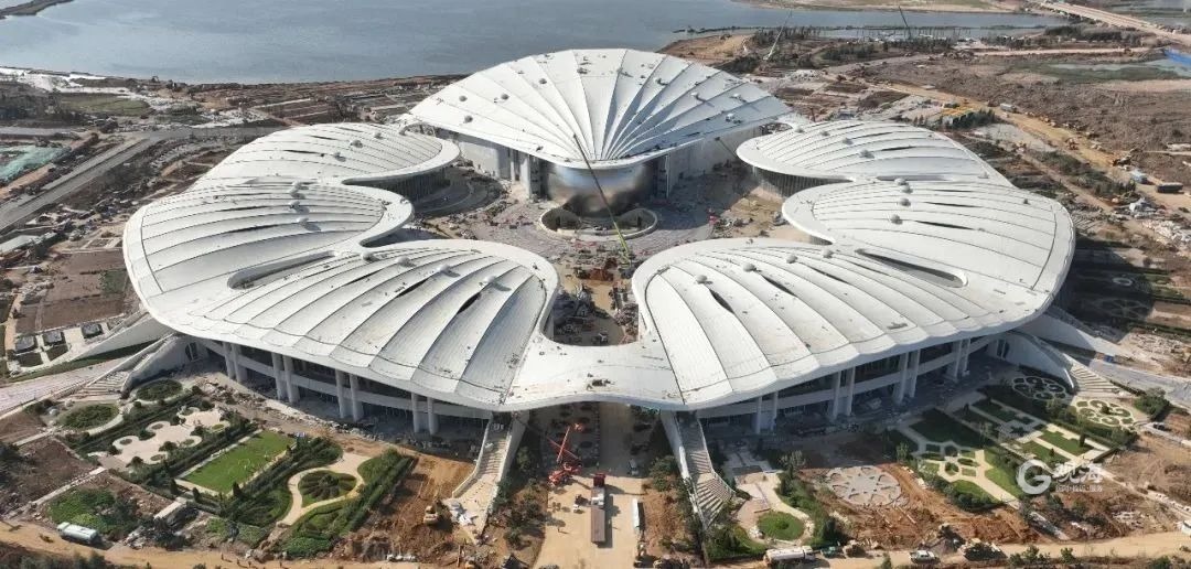 青岛地标建筑"贝壳"屋面全面亮相|青岛市_新浪新闻