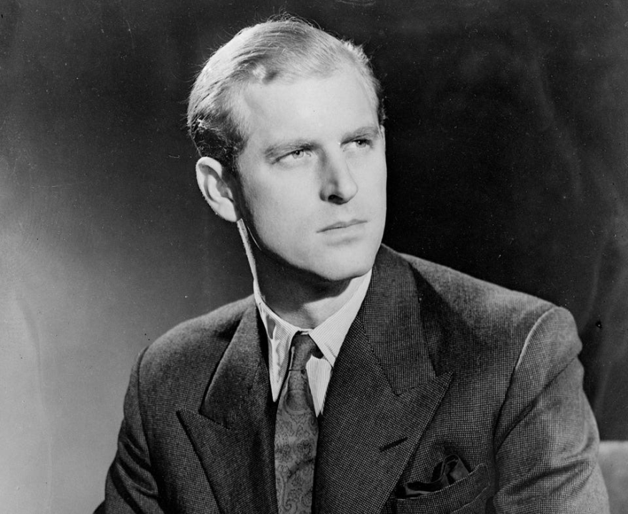 二战结束后,伊丽莎白公主和菲利普·蒙巴顿中尉进入了热恋期.